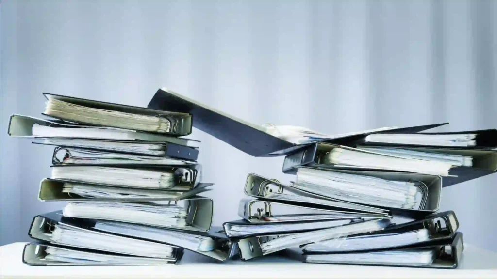 imagen de libros contables físicos viejos acumulados