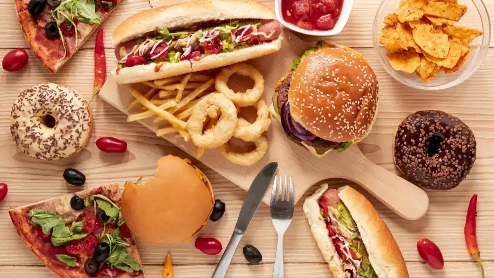 mesa con comida chatarra. formularios para la presentación de los impuestos saludables