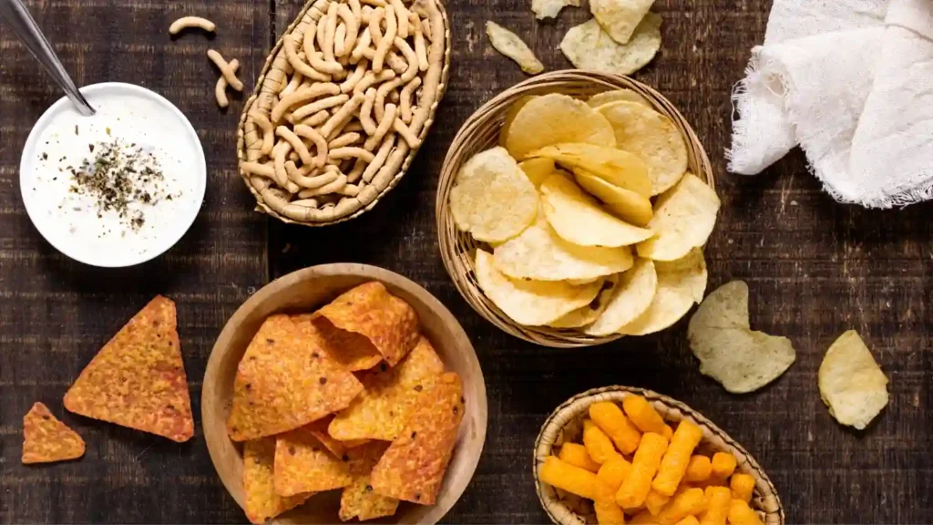 mesa con papas fritas y snacks no saludables