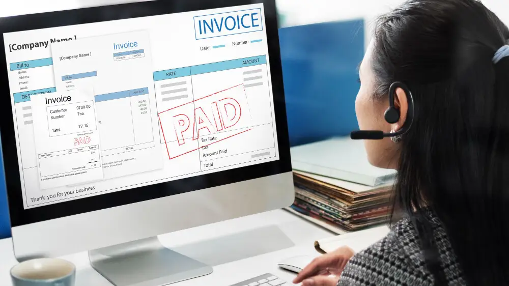 empleada haciendo cobro de factura para una gestión efectiva de cartera empresarial